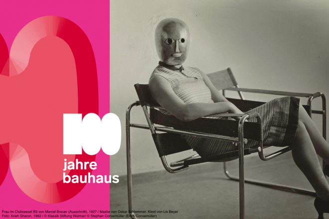 Frau im Clubsessel B3 von Marcel Breuer (Ausschnitt), 1927 / Maske von Oskar Schlemmer, Kleid von Lis Beyer Foto: Arieh Sharon, 1962 / © Klassik Stiftung Weimar/ © Stephan Consemüller (Erich Consemüller)